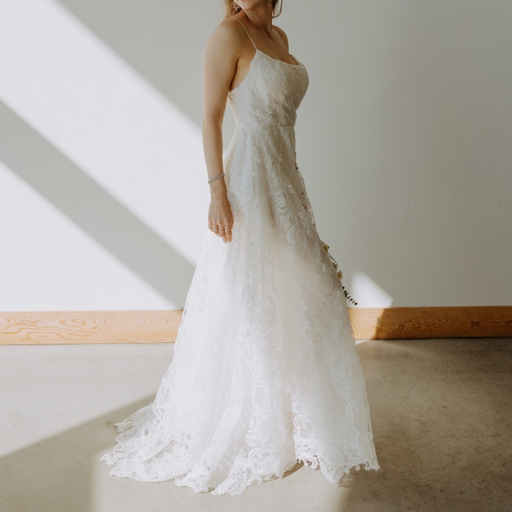 Amsale Dawson Lace Wedding Dress - Size 2 - Picture 3 of 16
